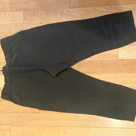 Lululemon On The Fly Cropped Olive Green Pants - Picture 2 of 2